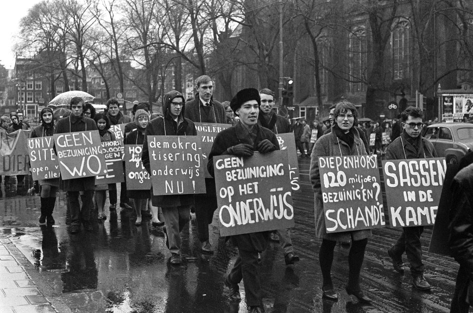 Protestdemonstratie van de Studenten Vakbeweging in Amsterdam, tegen politiek Di, Bestanddeelnr 919-9084