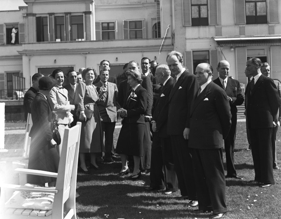 Radioreporters bij koningin Juliana op Soestdijk, Bestanddeelnr 904-5362