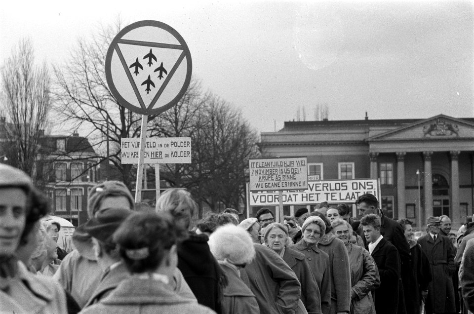 Protestdemonstratie tegen uitbreiding basis Leeuwarden protesterende bevolking v, Bestanddeelnr 911-7454