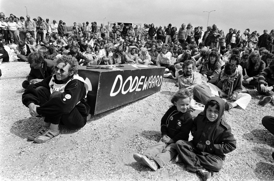 Protestmanifestatie bij Energie Onderzoekcentrum Nederland in Petten tegen dumpe, Bestanddeelnr 932-1753