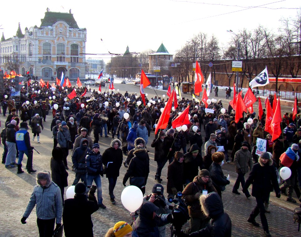 Protestors march on the Minin & Pozharsky Square, Nizhny Novgorod, 4 February