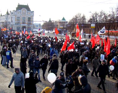 Protestors march on the Minin & Pozharsky Square, Nizhny Novgorod, 4 February