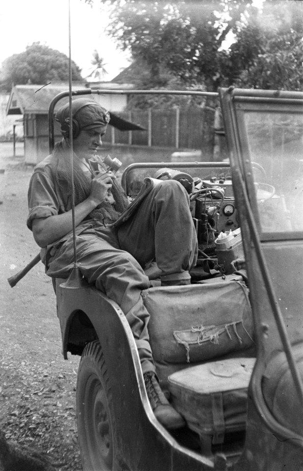 Radiotelefonist in jeep, Bestanddeelnr 5252