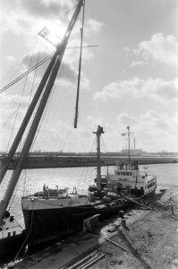 Radioschip Dolfijn , Laisses Faire bij de ZSM te Zaand voor nieuwe mast, Bestanddeelnr 920-1584