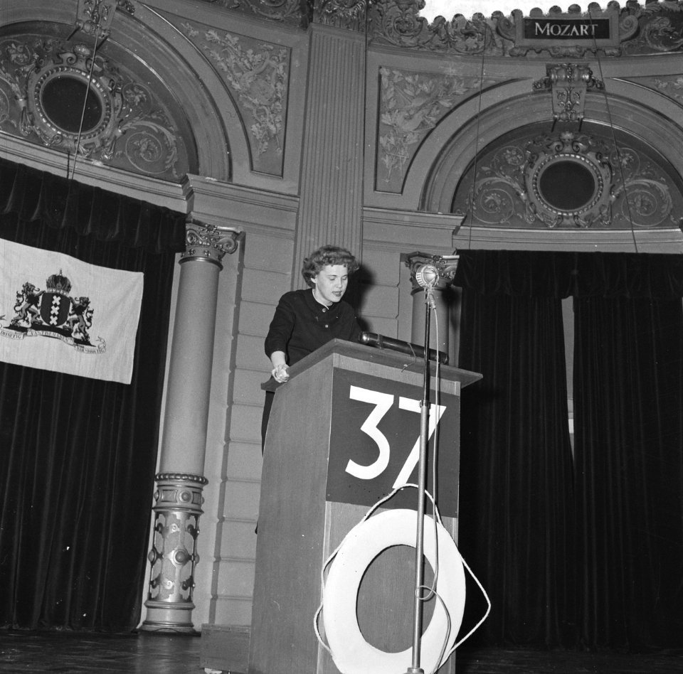 Protestbijeenkomst actie 37 in Amsterdam Truus Coster voert het woord, Bestanddeelnr 909-9122