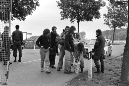 Protest bij snelle kweekreactor Kalkar ( West Duitsland ) politie controleert ba, Bestanddeelnr 931-6042