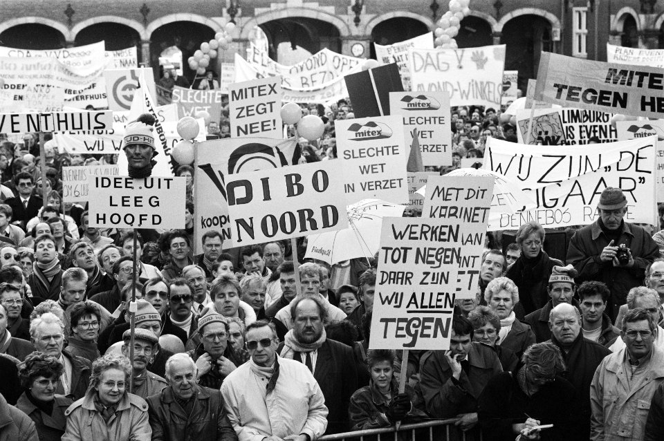 Protesterende winkeliers met protestborden en spandoeken, Bestanddeelnr 934-4063