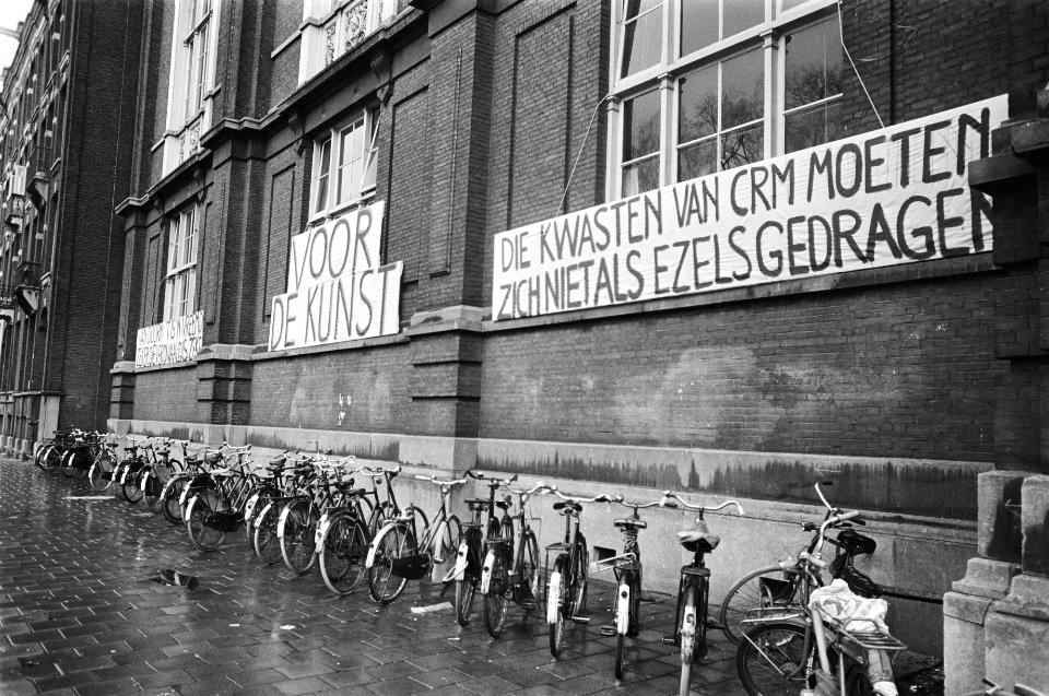 Protesten Rijksacademie van Beeldende Kunst in Amsterda spandoeken op de gevel, Bestanddeelnr 928-9276
