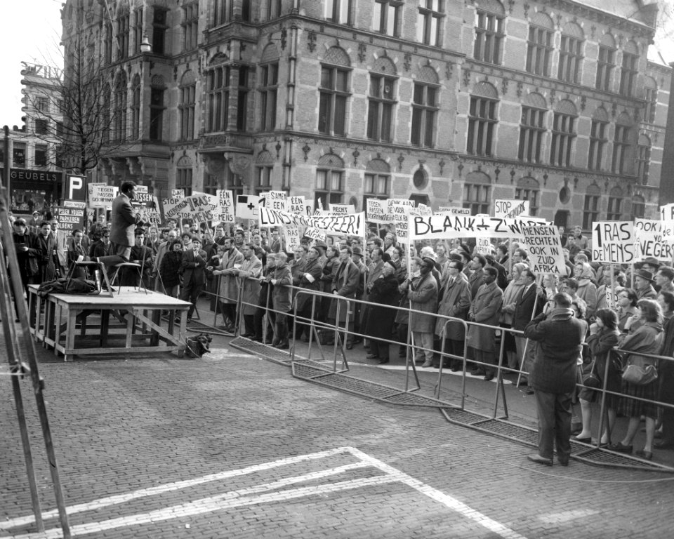 Protestdemonstratie tegen apartheidspolitiek van Zuid Afrika in Den Haag , toesp, Bestanddeelnr 911-1399