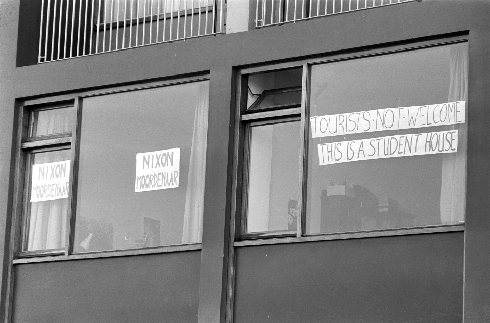 Protestborden op de ramen van studentenhuis Casa te Amsterdam Nixon moordena, Bestanddeelnr 924-6732