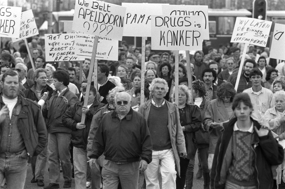Protestblokkade bewoners oude binnenstad Amsterdam tegen overlast door drugsgebr, Bestanddeelnr 934-3482