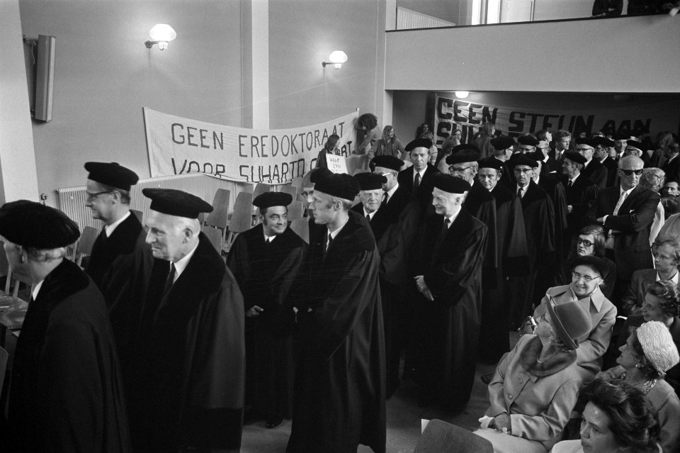 Protesten tegen eredoctoraat voor Indonesische professor tijdens opening Akademi, Bestanddeelnr 925-8565