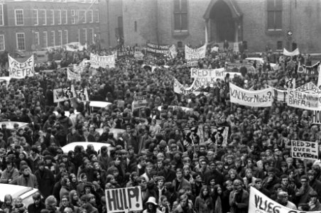 Protestmars van duizenden scholieren en studenten voor hulp aan Biafra, Den Haag, Bestanddeelnr 923-1643