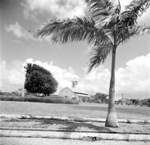 Protestantse kerk in de wijk Rio Canario bij de olieraffinaderij van de CPIM op , Bestanddeelnr 252-7756
