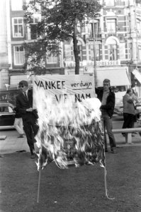 Protestdemonstraties tegen oorlog in Vietnam, op Leidseplein Amerikaanse vlag ve, Bestanddeelnr 919-3116