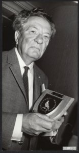 Radiopionier Willem Vogt ontvangt Executive Shield van International Broadcaster, Bestanddeelnr 093-0260