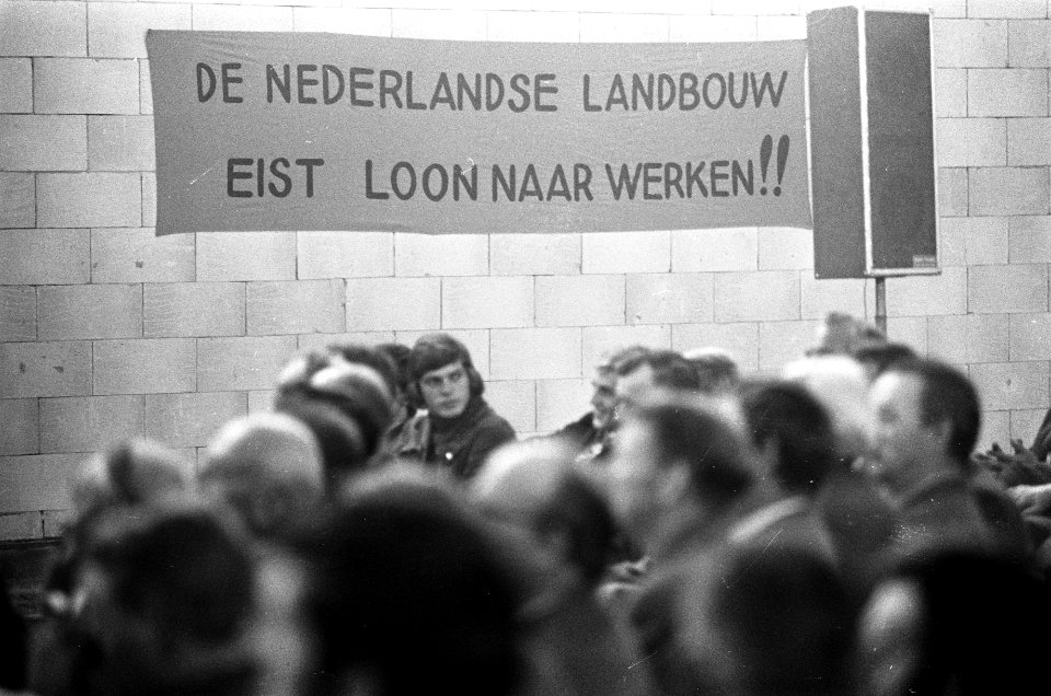 Protestbijeenkomst van boeren in Hoogeveen i.v.m. verlies door revaluatie van gu, Bestanddeelnr 926-7374