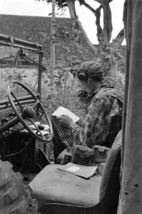 Radio-telefonist in een jeep, Bestanddeelnr 4044