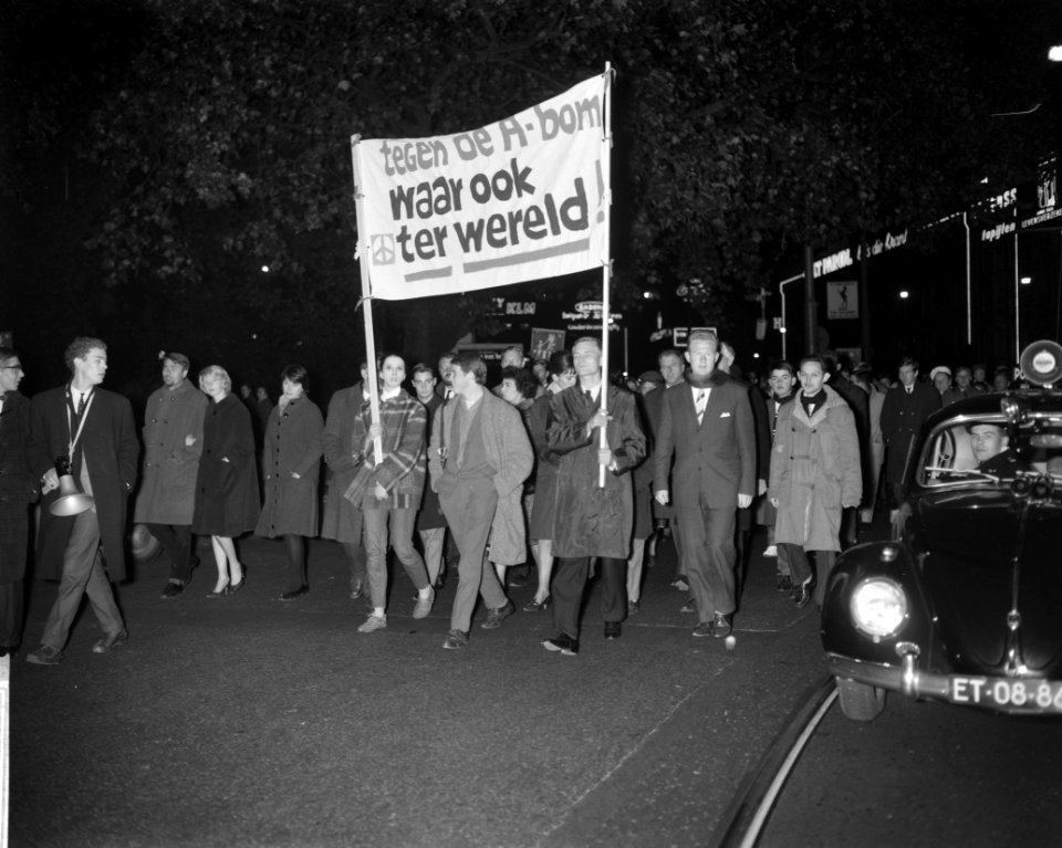 Protestdemonstratie in Amsterdam. De stoet onderweg, Bestanddeelnr 913-1253