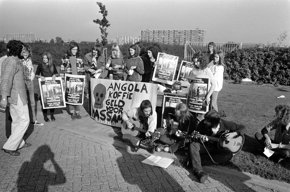 Protesten tegen koffie uit Angola bij AH-vestiging in Tilburg, Bestanddeelnr 926-7254