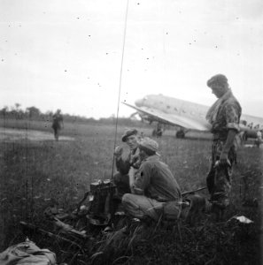 Radiotelefonist van luchtlandingstroepen op een vliegveld, Bestanddeelnr 8279