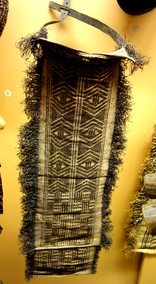 Raffia rectangle mounted on leather belt - Tetela - Royal Museum for Central Africa - DSC06000
