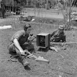 Radiotelegrafisten van de Verbindingsdienst aan het werk, Bestanddeelnr 255-8327