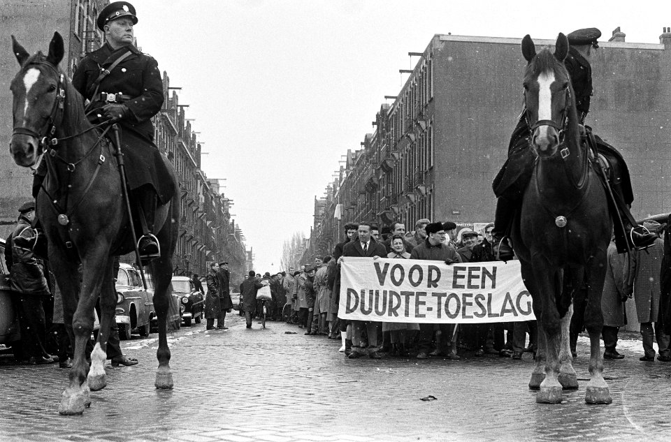 Protestoptocht van 1000 bouwvakarbeiders voor koudetoeslag in Amsterdam, Bestanddeelnr 914-7698