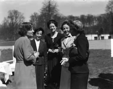 Radioreporters bij koningin Juliana op Soestdijk, Bestanddeelnr 904-5356