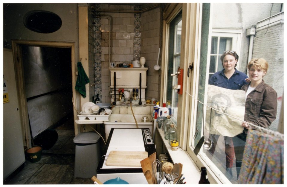 Rachel Sonnemans en Sandra Rooza , twee krakers in het voormalig woonhuis van Kees Verwey., NL-HlmNHA 1478 25900 K 38