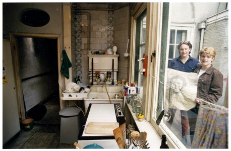 Rachel Sonnemans en Sandra Rooza , twee krakers in het voormalig woonhuis van Kees Verwey., NL-HlmNHA 1478 25900 K 38