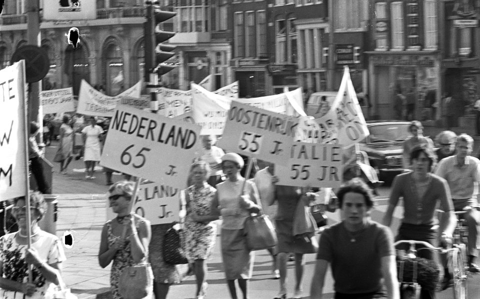 Protestmars van ongehuwde en gescheiden vrouwen voor vervroegd AOW te Amsterdam , Bestanddeelnr 922-7879