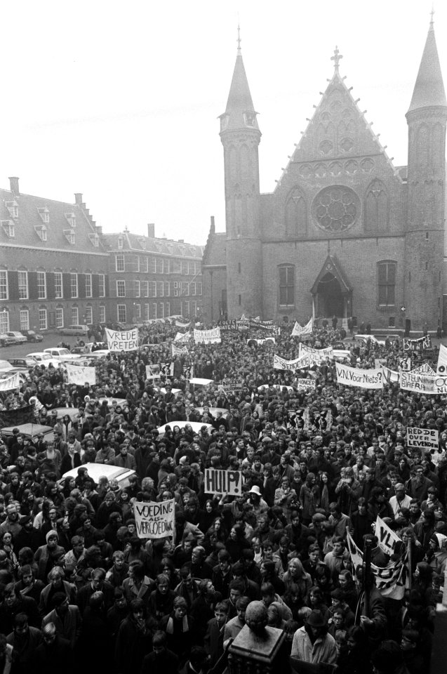 Protestmars van duizenden scholieren en studenten voor hulp aan Biafra, Den Haag, Bestanddeelnr 923-1648