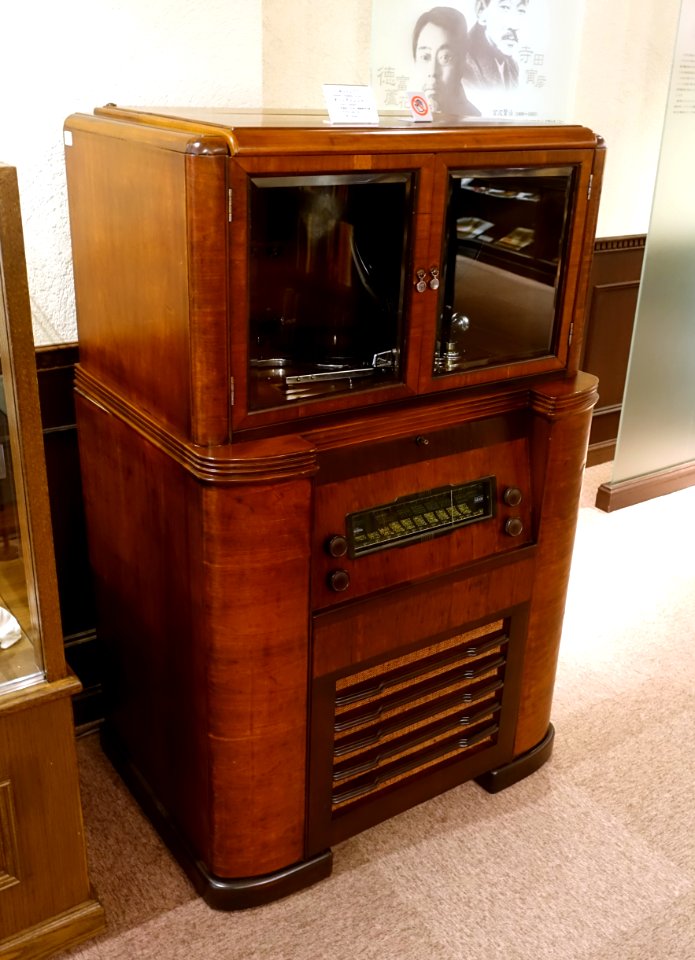 Radio-phonograph console, Columbia, undated - Kanazawa Phonograph Museum - Kanazawa, Japan - DSC00982