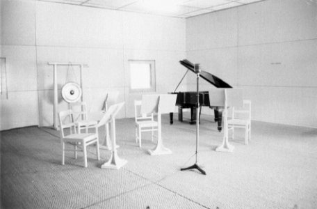 Radiostudio. Opnamestudio met vleugel en gong, Bestanddeelnr 7126