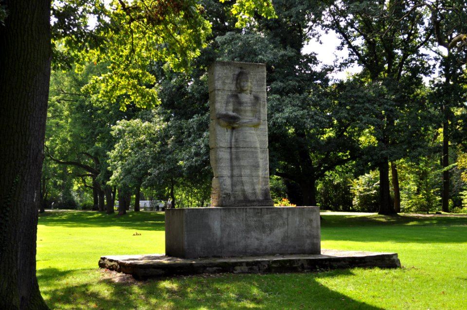 Rödelheim, Brentanopark, Kriegsopferdenkmal