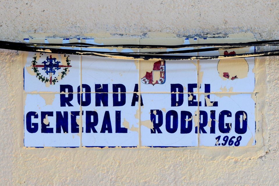 Rótulo de la antigua ronda del General Rodrigo (La Glorieta)