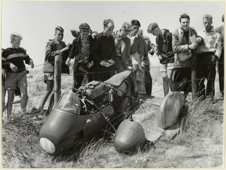 Racewagen die in het prikkeldraad terecht is gekomen op het circuit. NL-HlmNHA 54037582