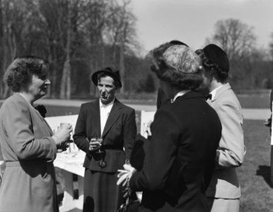 Radioreporters bij koningin Juliana op Soestdijk, Bestanddeelnr 904-5355