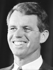 R. Kennedy . Persconferentie op Amerikaanse Ambassade, Bestanddeelnr 913-5673 (1)