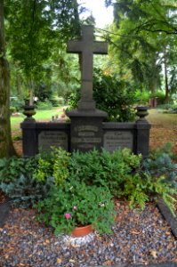 Rödelheim, Friedhof, Grab Schickedanz