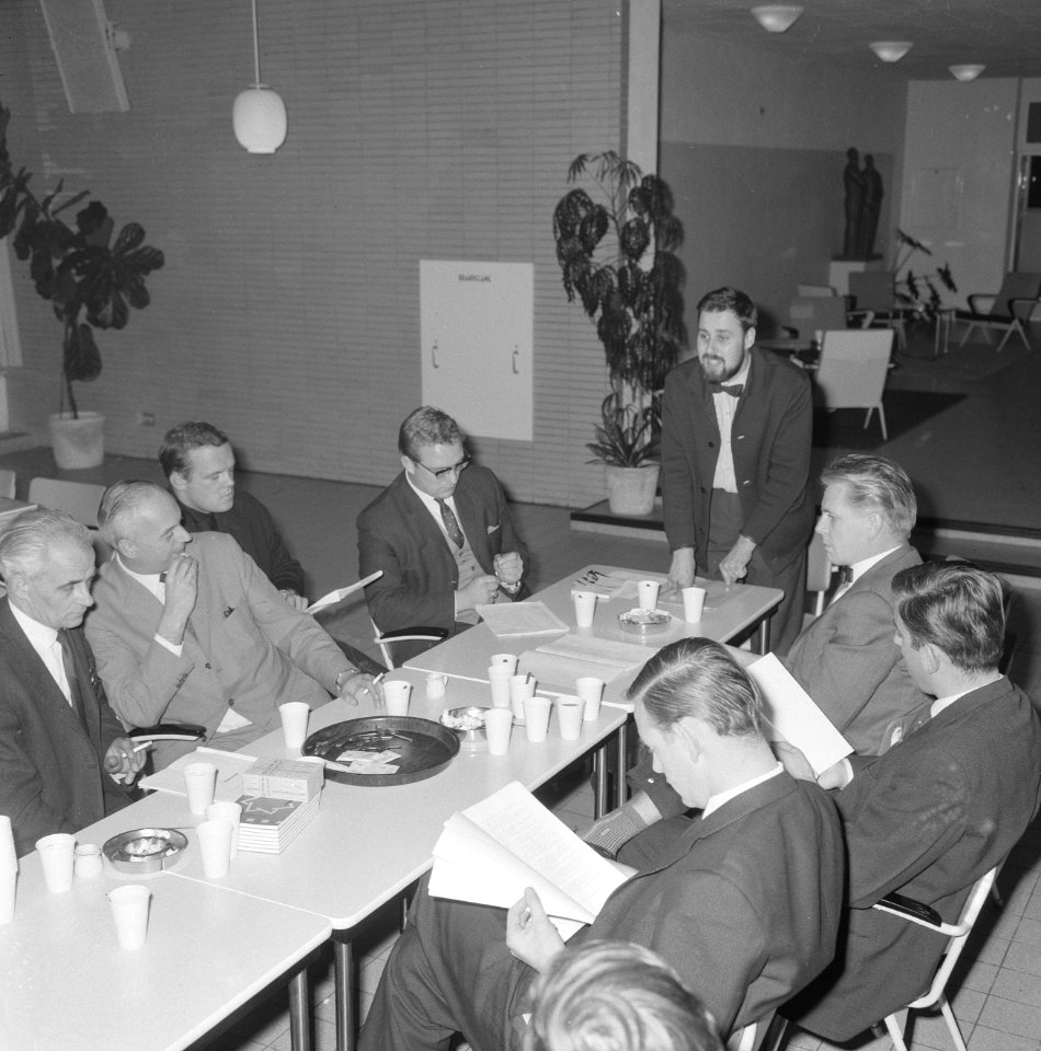 Radionachtuitzending verkiezingen in Amerika, op voorgrond Kees Buurman de centr, Bestanddeelnr 917-0891