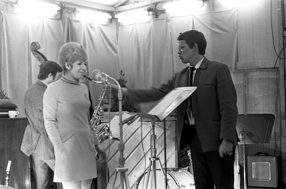 Radio-Loop-In op de Dam. Henk van Stipriaan , radioverslaggever, rechts, Bestanddeelnr 921-3075
