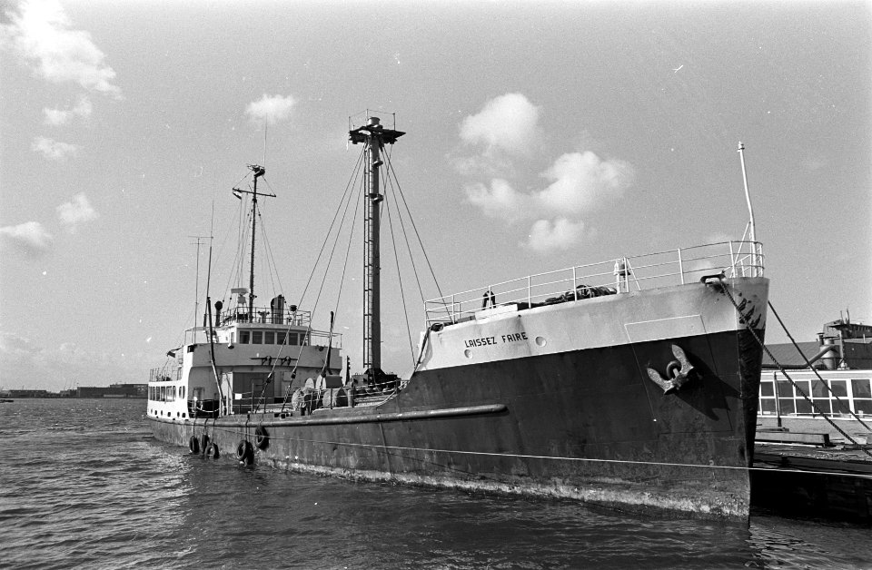 Radioschip Dolfijn , Laisses Faire bij de ZSM te Zaand voor nieuwe mast, Bestanddeelnr 920-1581
