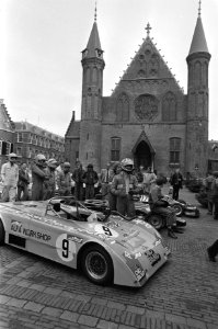 Raceauto's, coureurs en belangstellenden op het Binnenhof, Bestanddeelnr 931-8297