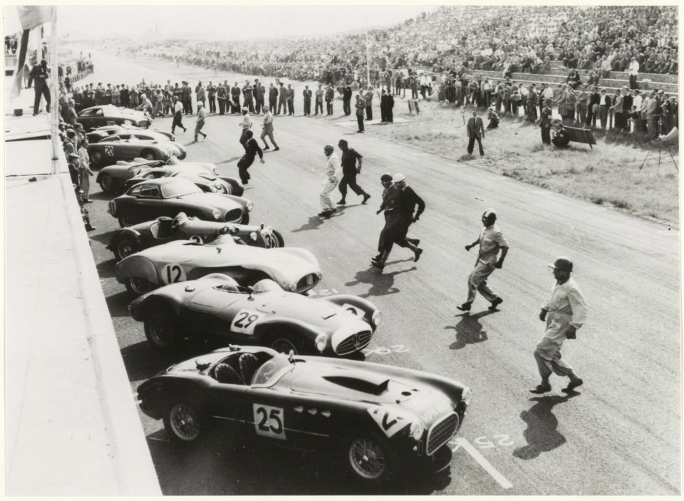 Racewagens vlak voor de start op het circuit van Zandvoort. NL-HlmNHA 54005922