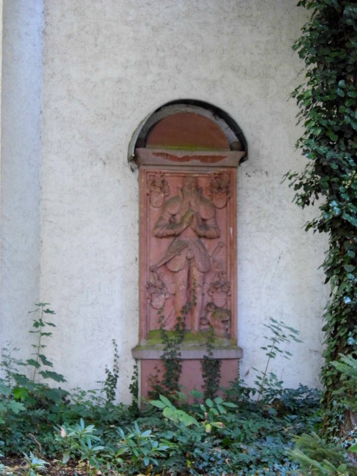 Rödelheim, St. Cyriakus-Kirche, Rittergrab (3)
