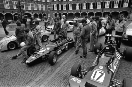 Raceauto's, coureurs en belangstellenden op het Binnenhof, Bestanddeelnr 931-8296