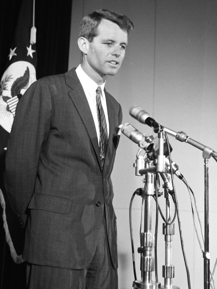 R. Kennedy . Persconferentie op Amerikaanse Ambassade, Bestanddeelnr 913-5676 (1)