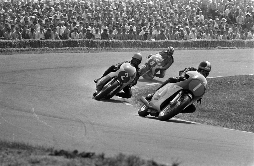 Races in de 350 cc klasse, v.l.n.r. Giacomo Agostini (Ita) (nr. 1), Renzo Paso…, Bestanddeelnr 923-6296